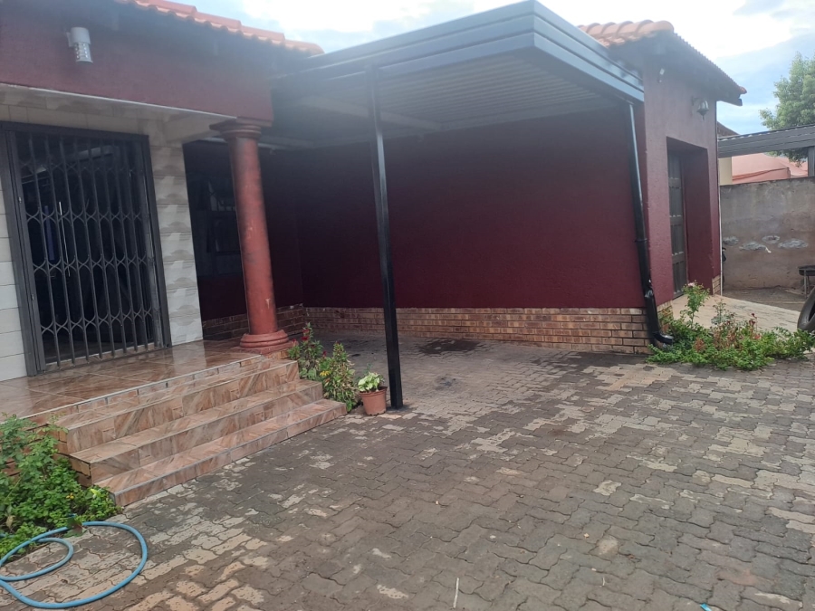 To Let 3 Bedroom Property for Rent in Geelhoutpark North West